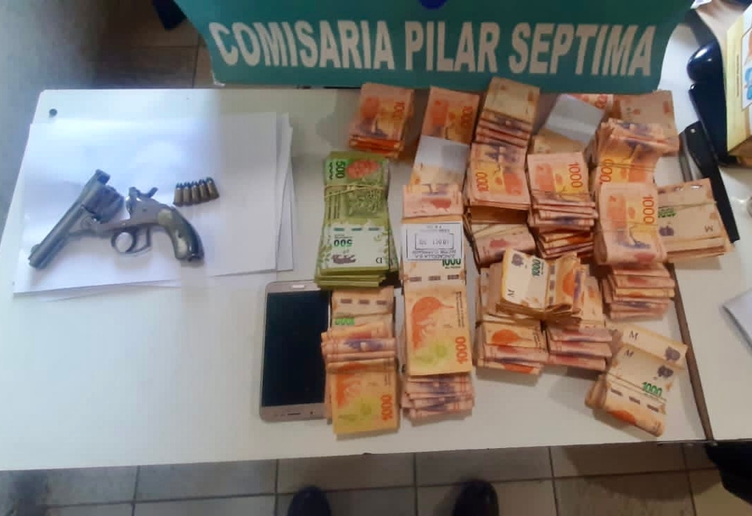 Entraron a una quinta, golpearon a un hombre de 62 años y se robaron 2 millones de pesos y dólares