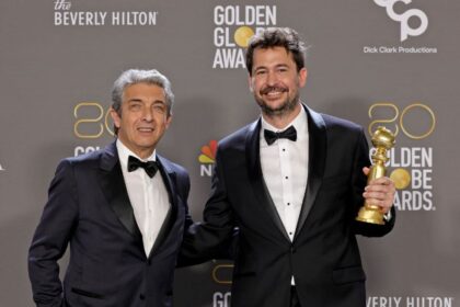 De izquierda a derecha: Ricardo Darín y Santiago Mitre sosteniendo el premio a "Mejor film de habla no inglesa".