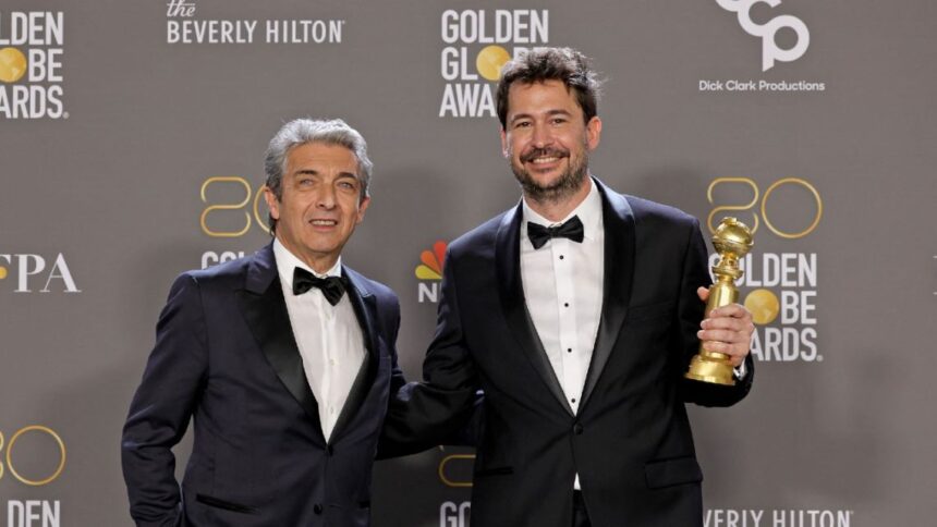 De izquierda a derecha: Ricardo Darín y Santiago Mitre sosteniendo el premio a "Mejor film de habla no inglesa".