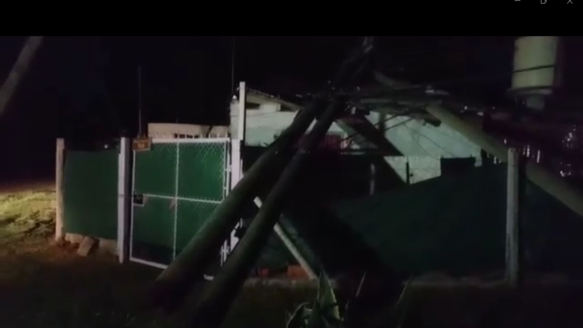 Tres postes de luz cayeron sobre una casa en Pilar y la cuadra se sumió en la oscuridad