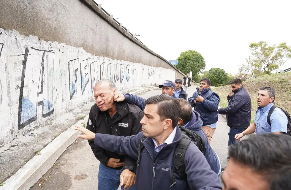 Hartazgo: compañeros del colectivero asesinado golpean a Sergio Berni
