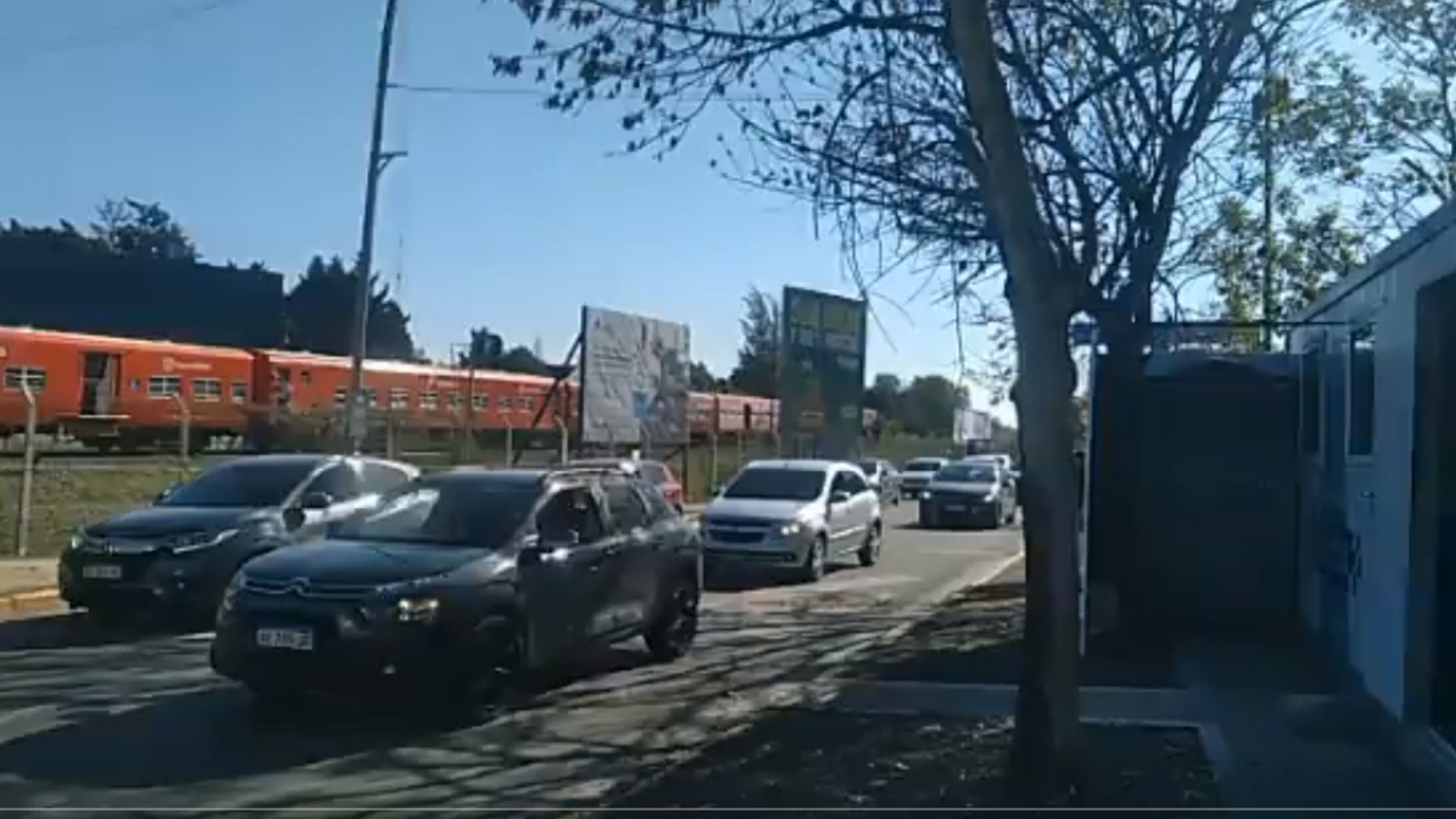 Tropezó mientras cruzaba las vías y murió atropellado accidentalmente