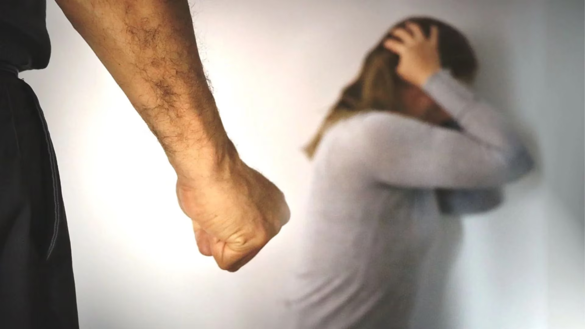 Albañil detenido propinarle puñetazos a su pareja en Villa Astolfi