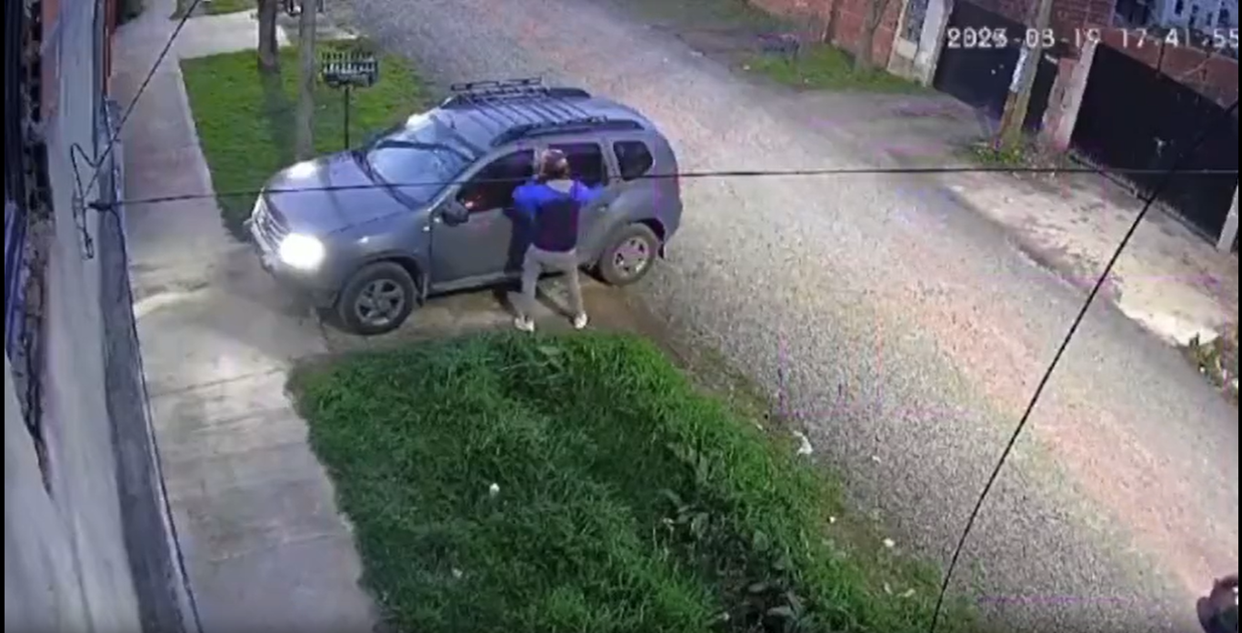 Impotencia: así robaron un auto dos motochorros en Del Viso