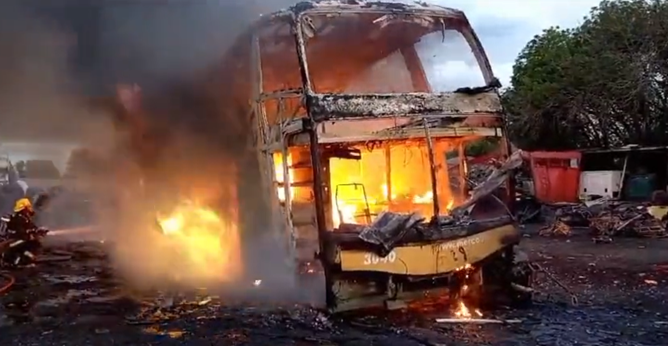 Se incendió un colectivo en Villa Astolfi