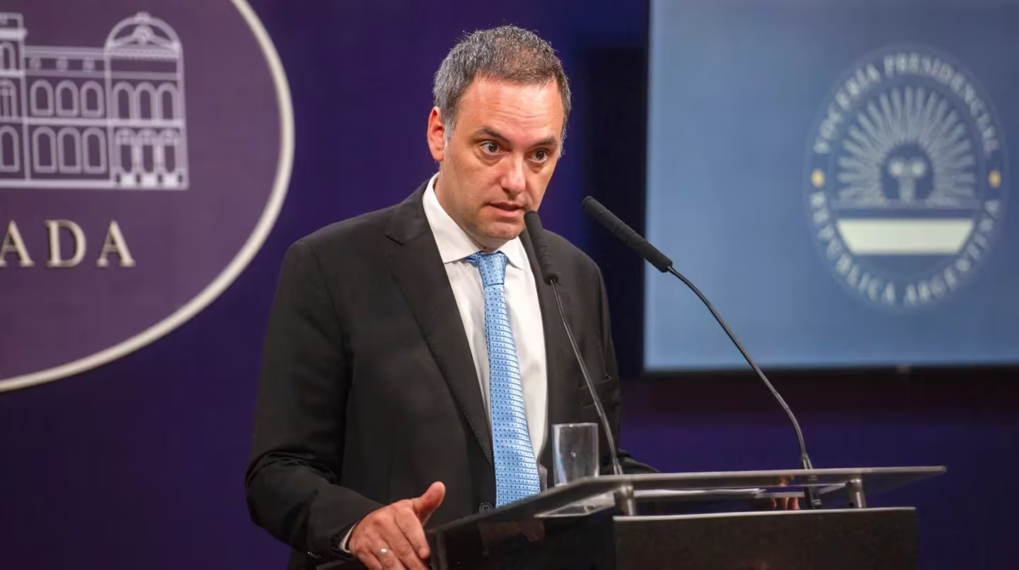 El Gobierno analiza descontar el día a los empleados públicos que se sumen al paro de la CGT