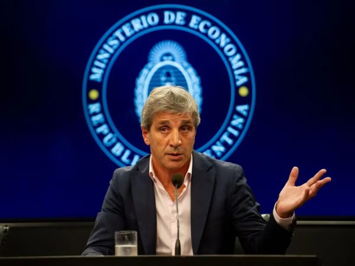 Caputo dio un paso atrás con la dolarización: “Primero hay que estabilizar la economía”