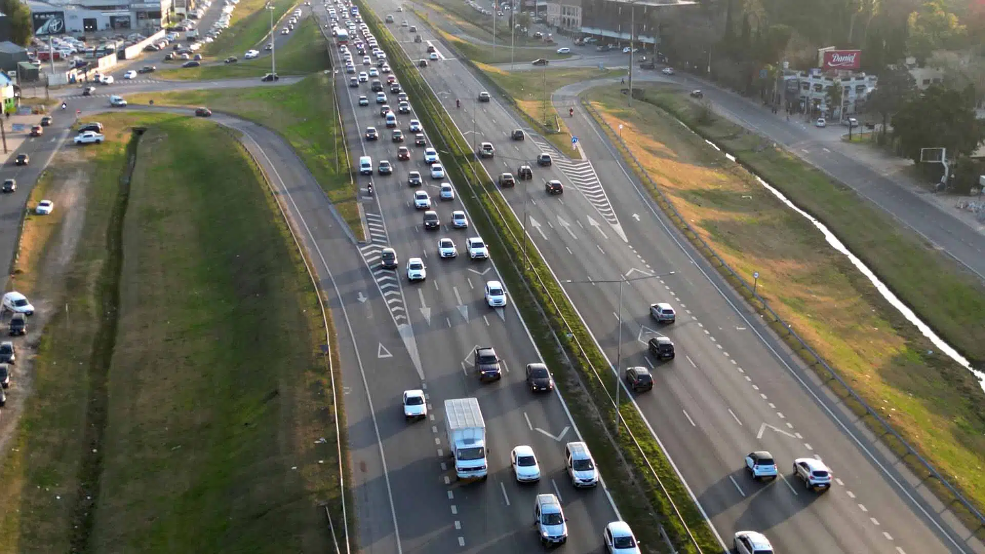 Viva de milagro: Cruzó corriendo la Panamericana y la atropellaron