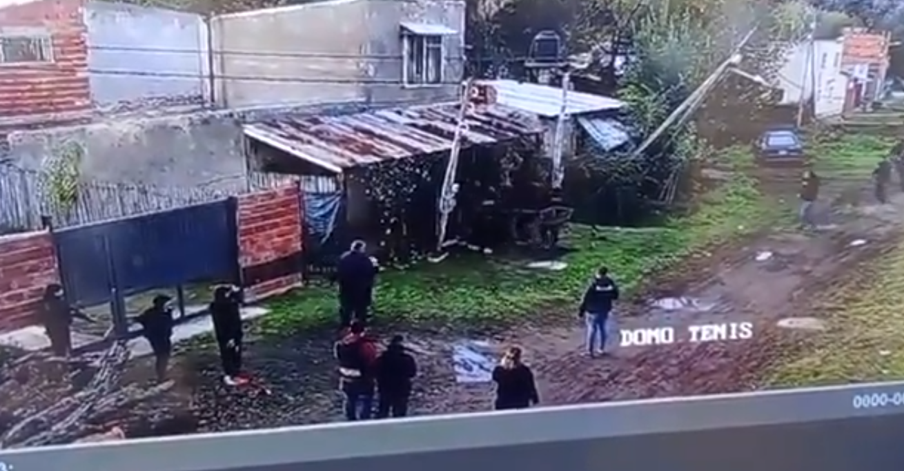 Asesinaron en Pilar a un policía en un allanamiento en Villa Astolfi: un agente resultó herido y el criminal fue abatido