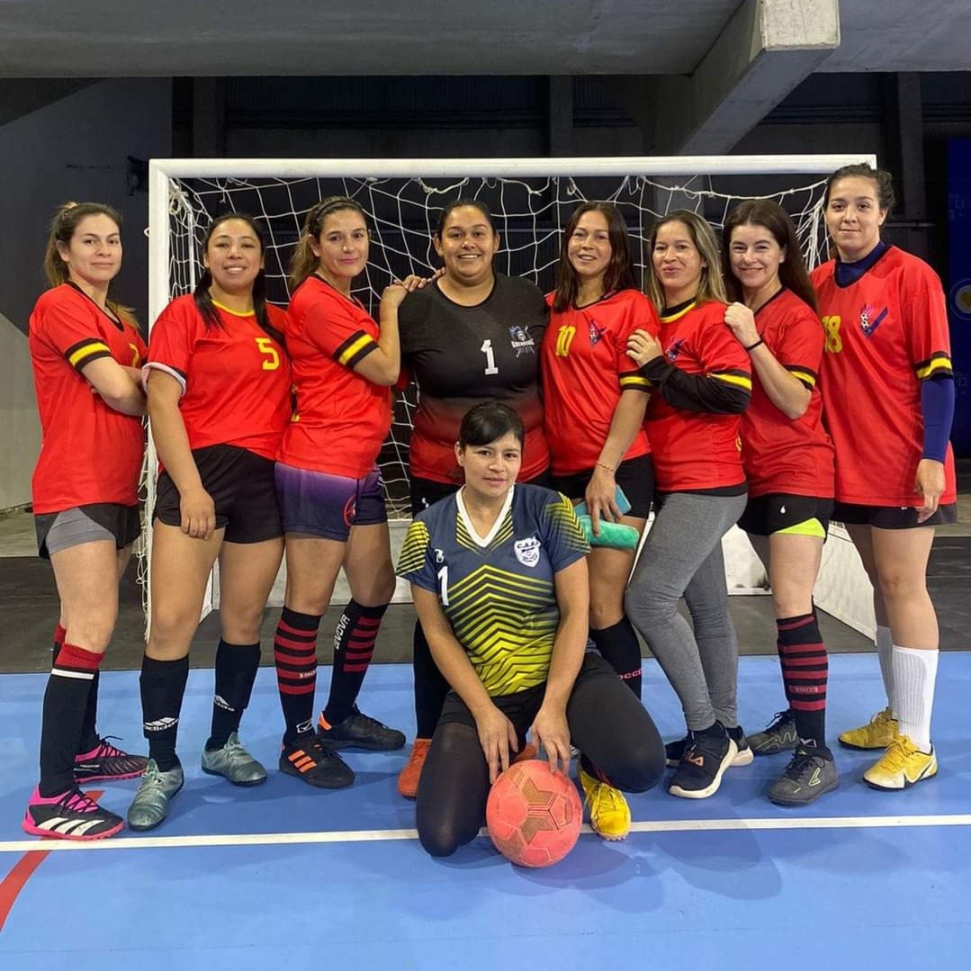 Las Bravas volvió a golear y quedó solo en la punta