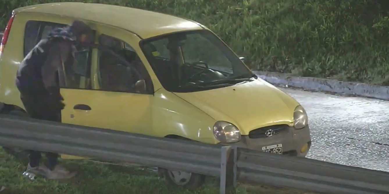 Fueron detectados por las cámaras del COM intentando robar un auto estacionado y los detuvieron