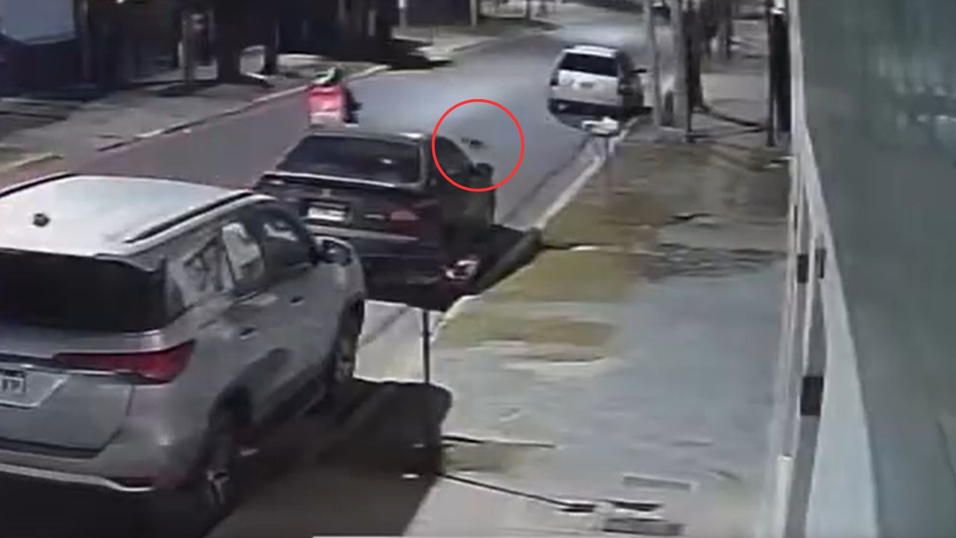 Un repartidor chocó el espejo retrovisor de un auto en Pilar y siguió de largo: “Es una pena”