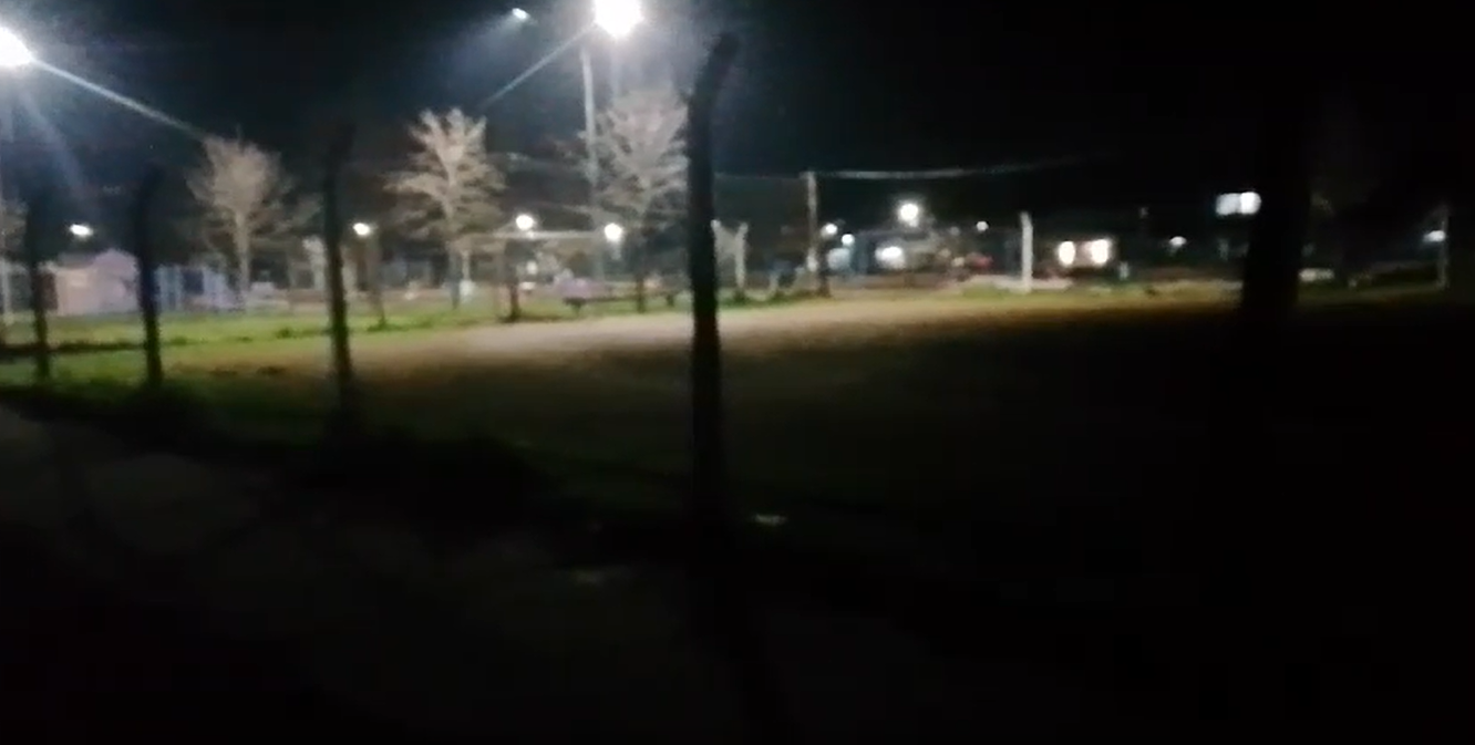 “AySA los dejó sin luz”: Piden luminaria para una escuelita de fútbol de Peruzzotti