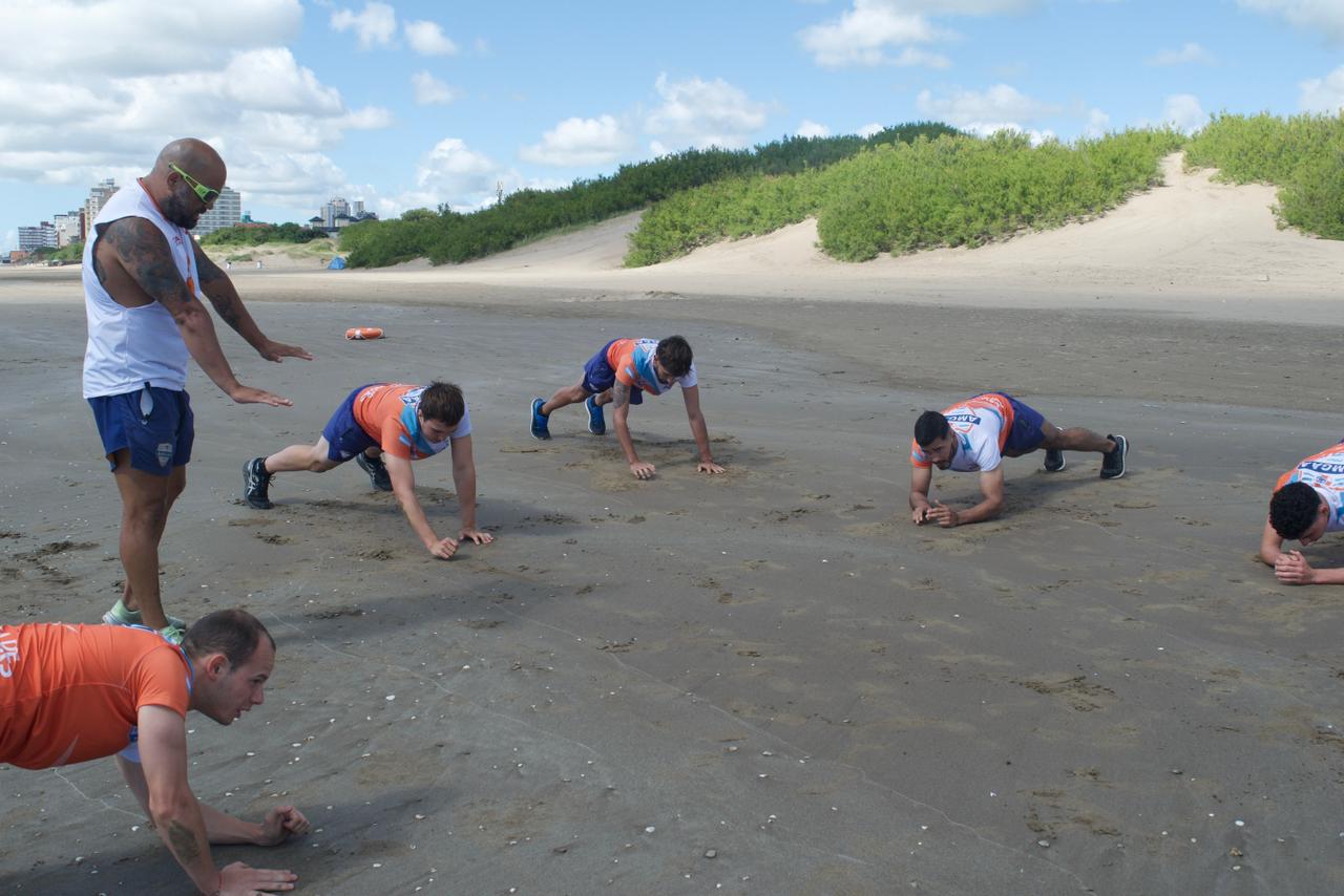 Escuela Municipal de Guardavidas: la promoción 2024 tuvo su primera práctica en el mar