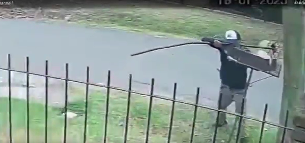 Pilar centro: Había robado un canasto de basura, vio otro, lo arrancó y se fue tranquilamente