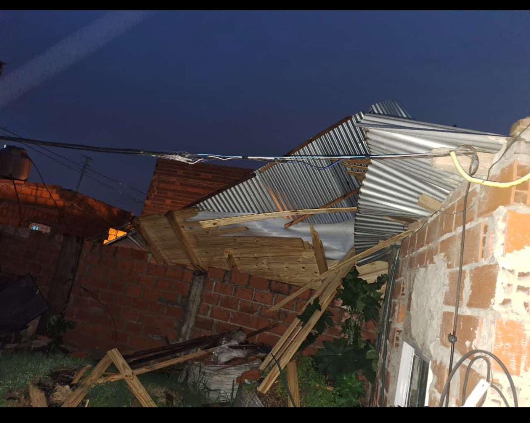Por las enormes ráfagas de viento, el techo de una casa en Presidente Derqui terminó por desprenderse