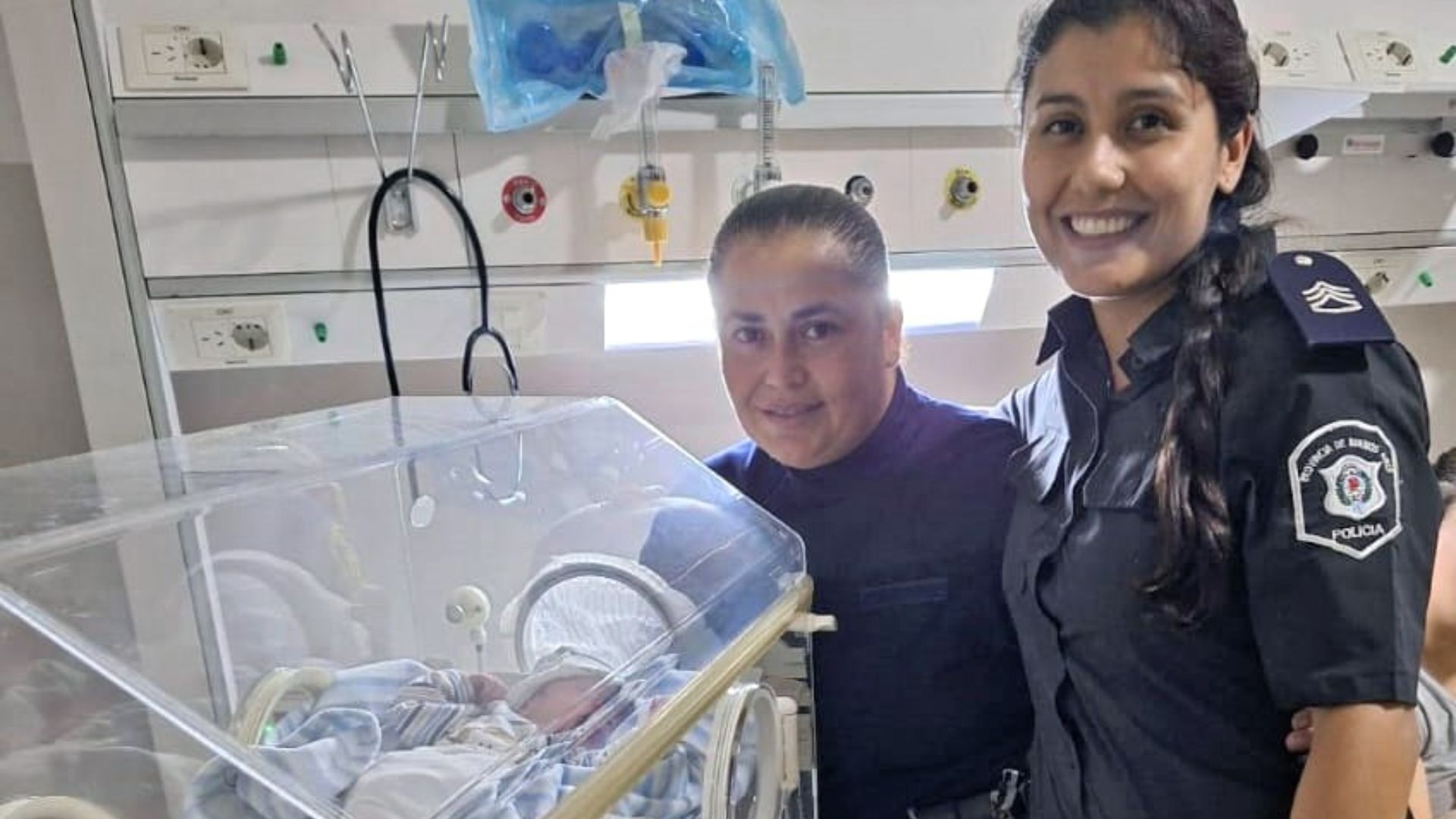 Conmovedor: Dos policías asistieron a una mujer que dio a luz en Presidente Derqui