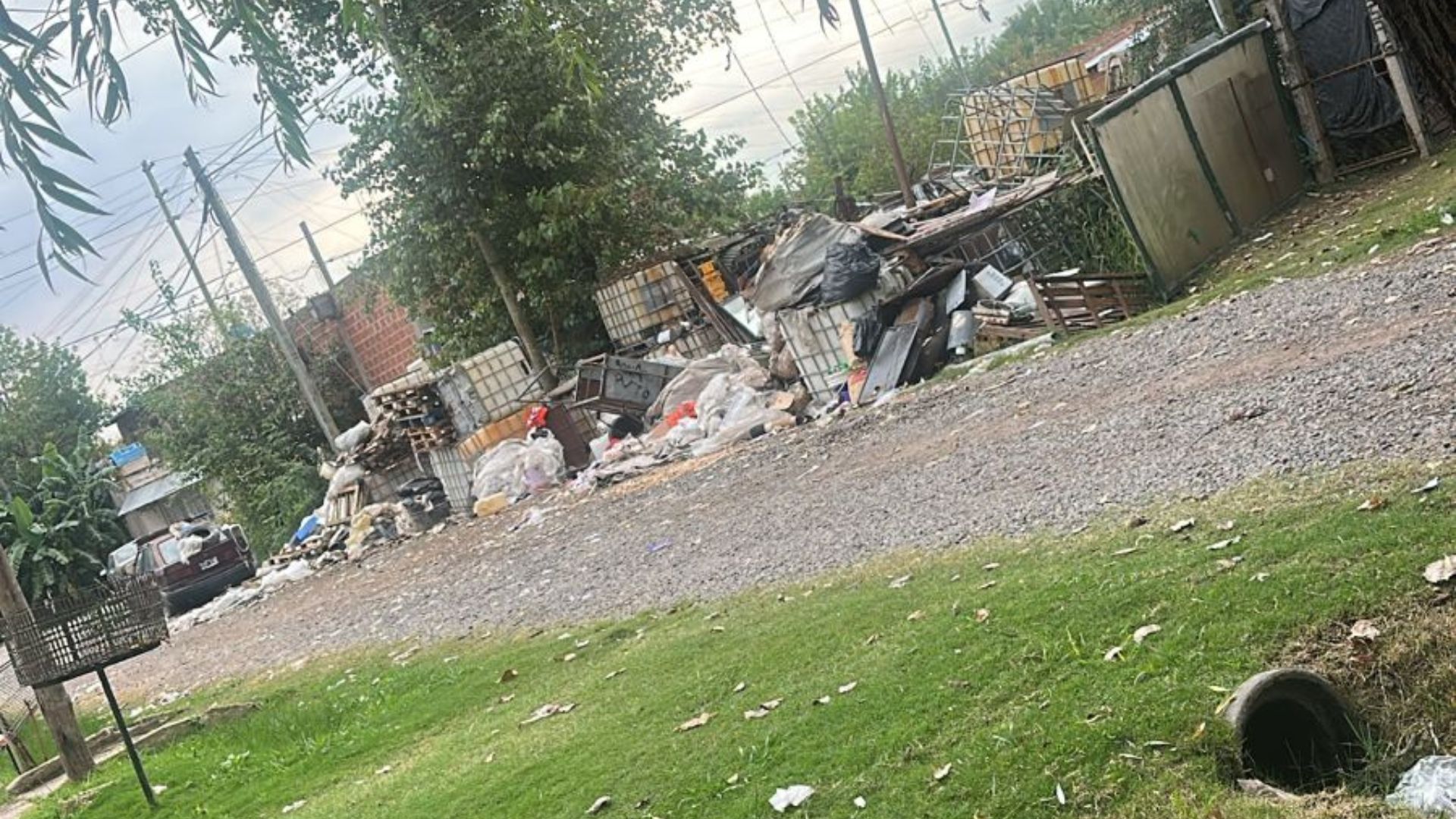“Ya se salió de control”: Vecinos se quejan del acumulamiento de basura en Pilarica