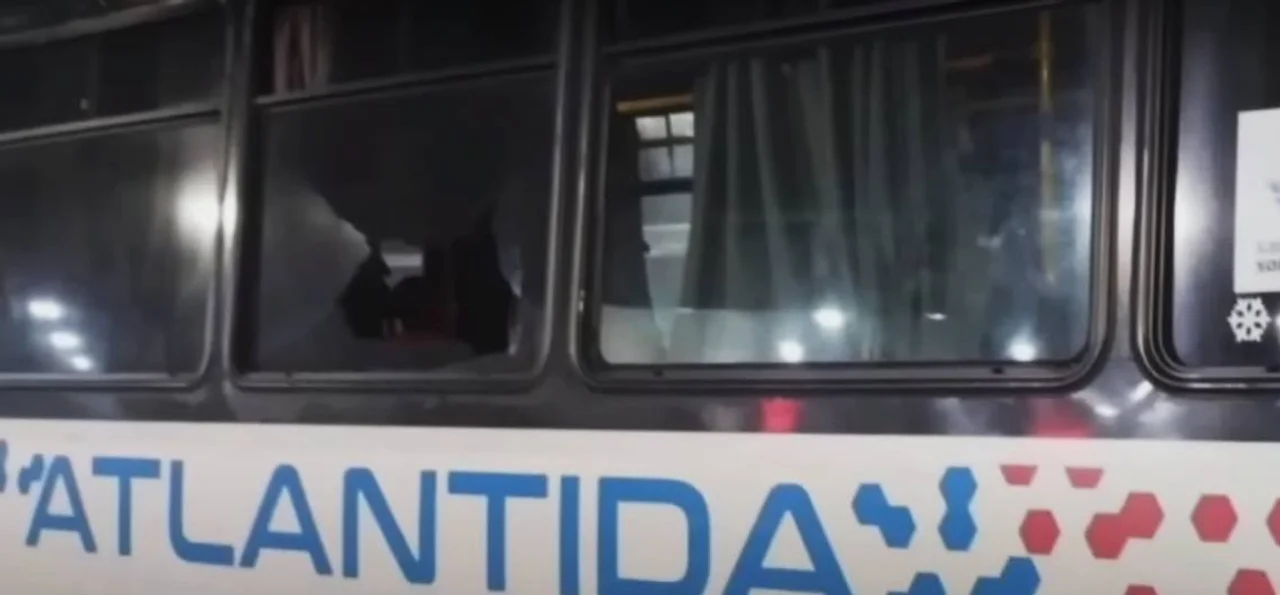 Paro de colectivos y tensión en las calles: Atacan unidades que operan con normalidad