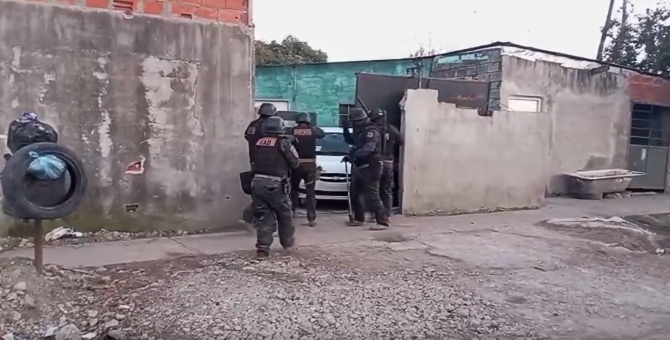 Operativo antidroga en Del Viso: Cayeron con estupefacientes, armas y un chaleco antibalas