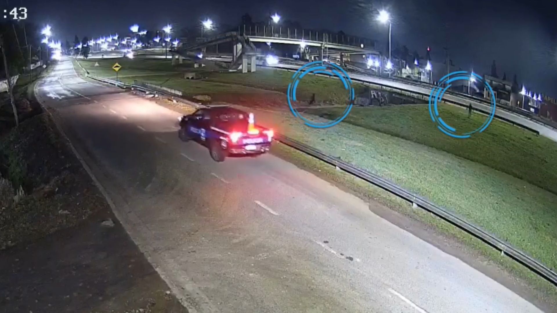 Robaron una motocicleta, cruzaron corriendo la autopista y fueron detenidos: Ambos son menores de edad