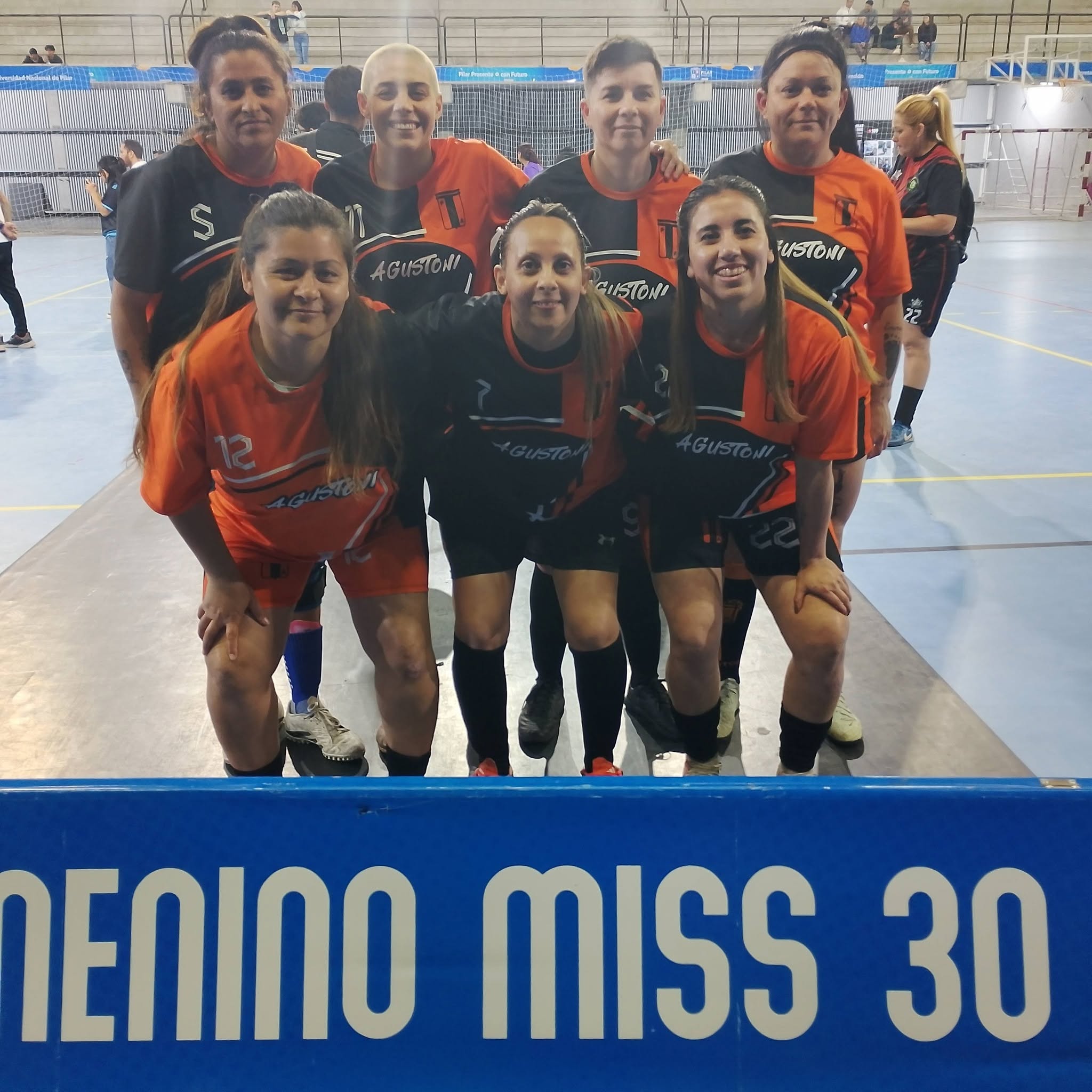 Poli Agustoni gusta, golea y se escapa en la punta