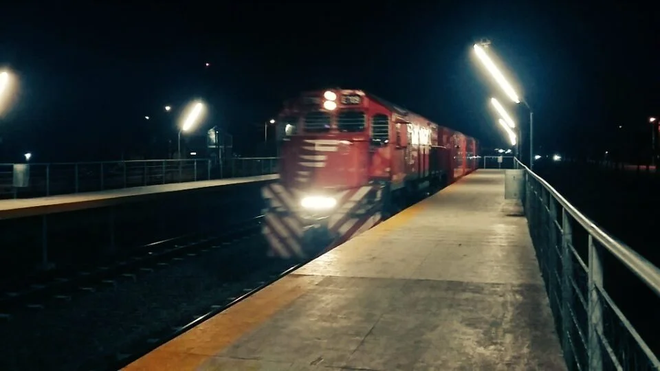Pasajeros en shock: El Belgrano Norte bajo fuego en plena madugada