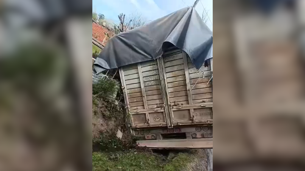 Accidente de camión provocó daños en una vivienda del barrio El Bosque