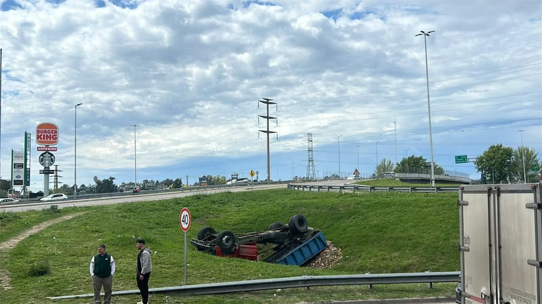 Un camión despistó y volcó en Panamericana por una presunta falla en los frenos
